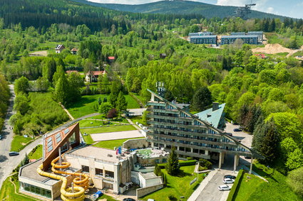 Relaks i wypoczynek w malowniczym uzdrowisku. Hotel z aquaparkiem