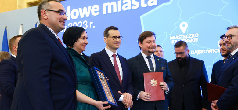 Od stycznia w Polsce będzie więcej miast. Premier wręczył samorządowcom "klucze"