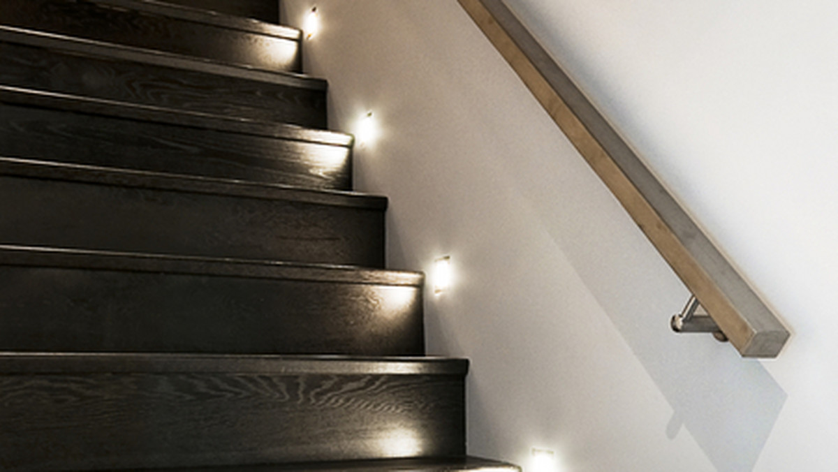 Właściwe oświetlenie wejścia do mieszkania lub domu, przedpokoju czy też schodów ma ogromne znaczenie dla naszego bezpieczeństwa. Jakie powinniśmy zastosować oświetlenie?