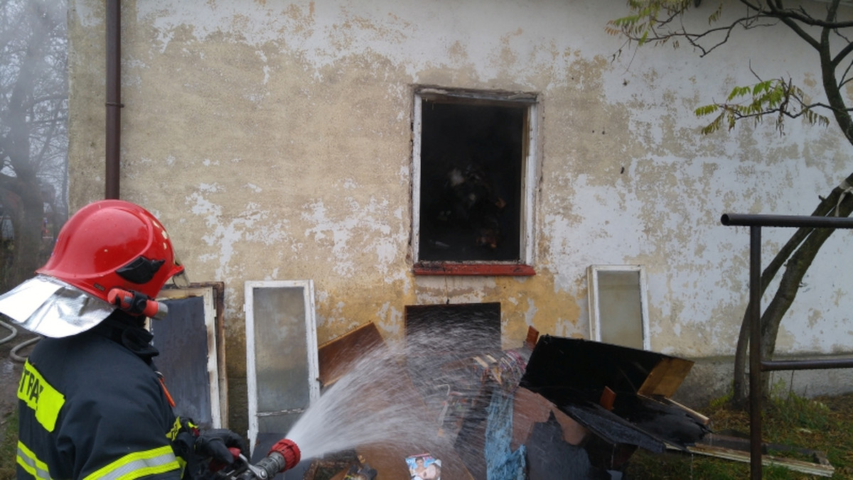 Około pięćdziesięcioletni mężczyzna poniósł śmierć w pożarze budynku, który wybuchł dzisiaj rano w Suwałkach. Spłonęło jedno z pomieszczeń, w którym mieszkał. Strażacy już opanowali i ugasili pożar, nie dopuszczając do rozprzestrzenienia się ognia na inne mieszkania.
