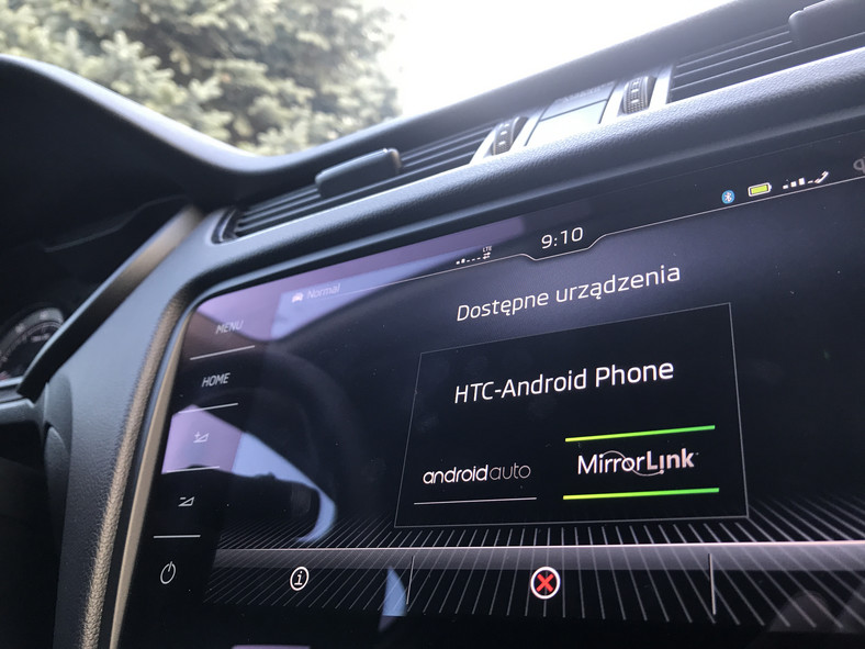 Oto co zobaczymy na ekranie radia po podłączeniu telefonu z Android. Mamy do wyboru dwia tryby współpracy. Skoda Octavia