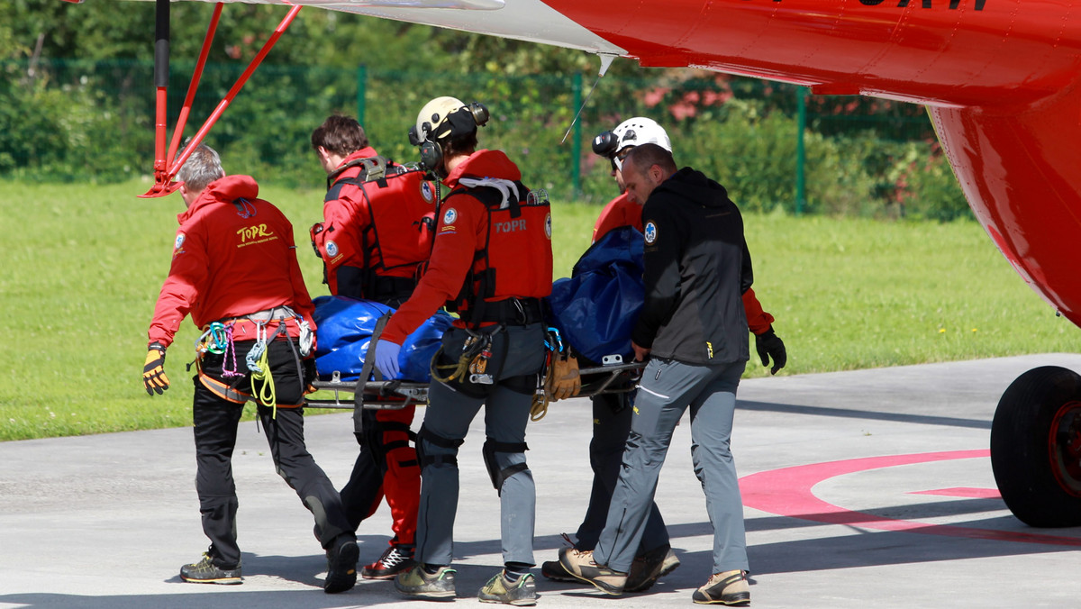 Tragiczny wypadek w Tatrach miał miejsce dzisiaj koło godziny 8 rano w rejonie Wyżniej Zmarzłej Przełączki. Około 50-letni mężczyzna spadł w przepaść i zginął na miejscu.