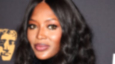 Naomi Campbell w ciemnej stylizacji na uroczystej gali. Zjawiskowa!