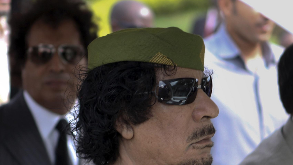 Muammar Kaddafi próbuje wynegocjować porozumienie z libijskimi przywódcami opozycji, informując, że odejdzie ze stanowiska, jeśli będzie miał zagwarantowany bezpieczny wyjazd z kraju i otrzyma obietnicę, że ani on, ani nikt z jego rodziny nie stanie przed sądem. Takie informacje przekazuje jeden z anonimowych przedstawicieli opozycji w Libii. Członkowie rządu Kaddafiego początkowo tego nie potwierdzali, po czym doniesienia te określili mianem "kłamstw".