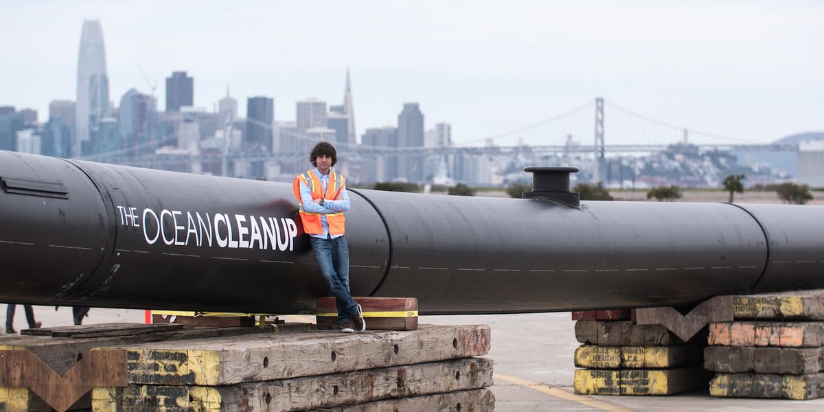 Boyan Slat i jego zespół mają nadzieję, że stworzone przez nich urządzenie oczyści ocean przynajmniej z tych największych odpadów, które unoszą się na powierzchni wody. Ramię urządzenia, które wypłynęło na Pacyfik, ma długość 610 m