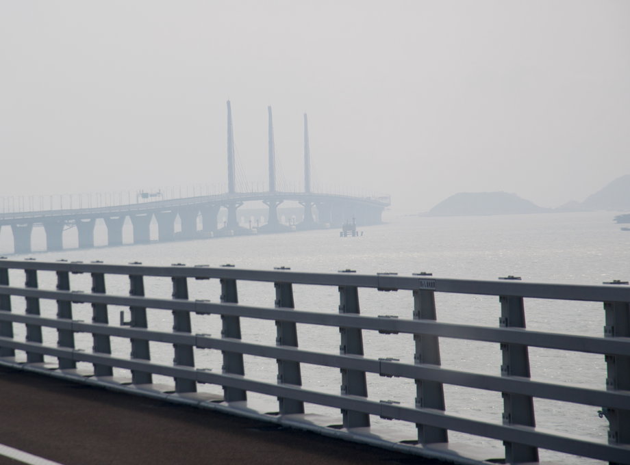 Idea powstania mostu łączącego Hongkong, Makau i Zhuhai nie jest nowa. Zrodziła się już w 1983 roku.