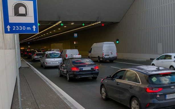 Znak D-37 oznacza początek tunelu. Zobacz obowiązujące przepisy, zasady, mandaty