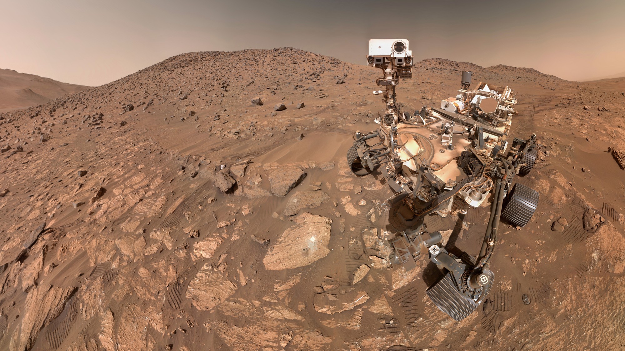 Na snímke z 23.júla 2024 poskytnutej americkou vesmírnou agentúrou NASA rover Perseverance si robí selfie na Marse.