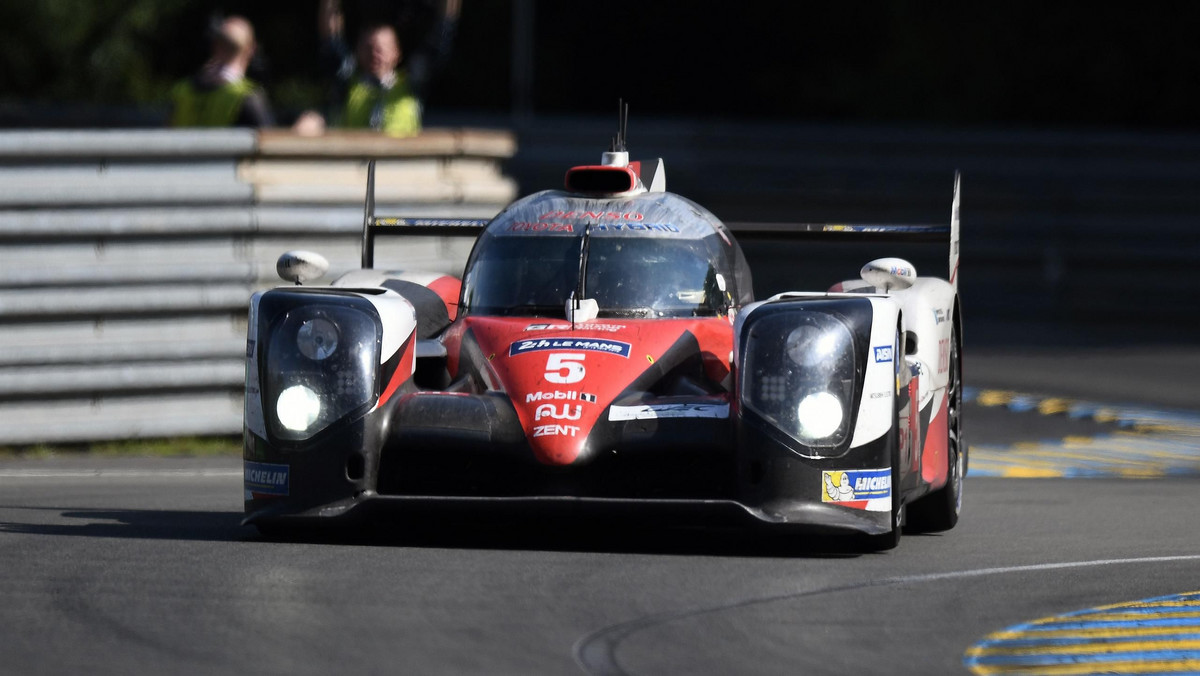 Po 23 godzinach i 57 minutach ścigania załoga Toyoty z nr. 5 straciła szanse na zwycięstwo w wyścigu 24h Le Mans. Tuż przed końcem samochód zmierzający po zwycięstwo miał awarię i pierwsze miejsce przypadło ekipie Porsche. Kierowcy pechowej Toyoty nie mogli uwierzyć w to, co się stało.