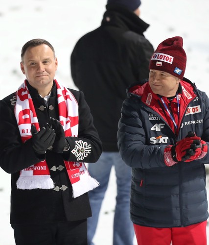 Andrzej Duda w Wiśle kibicował polskim skoczkom. Prezydent wyściskał Kamila Stocha