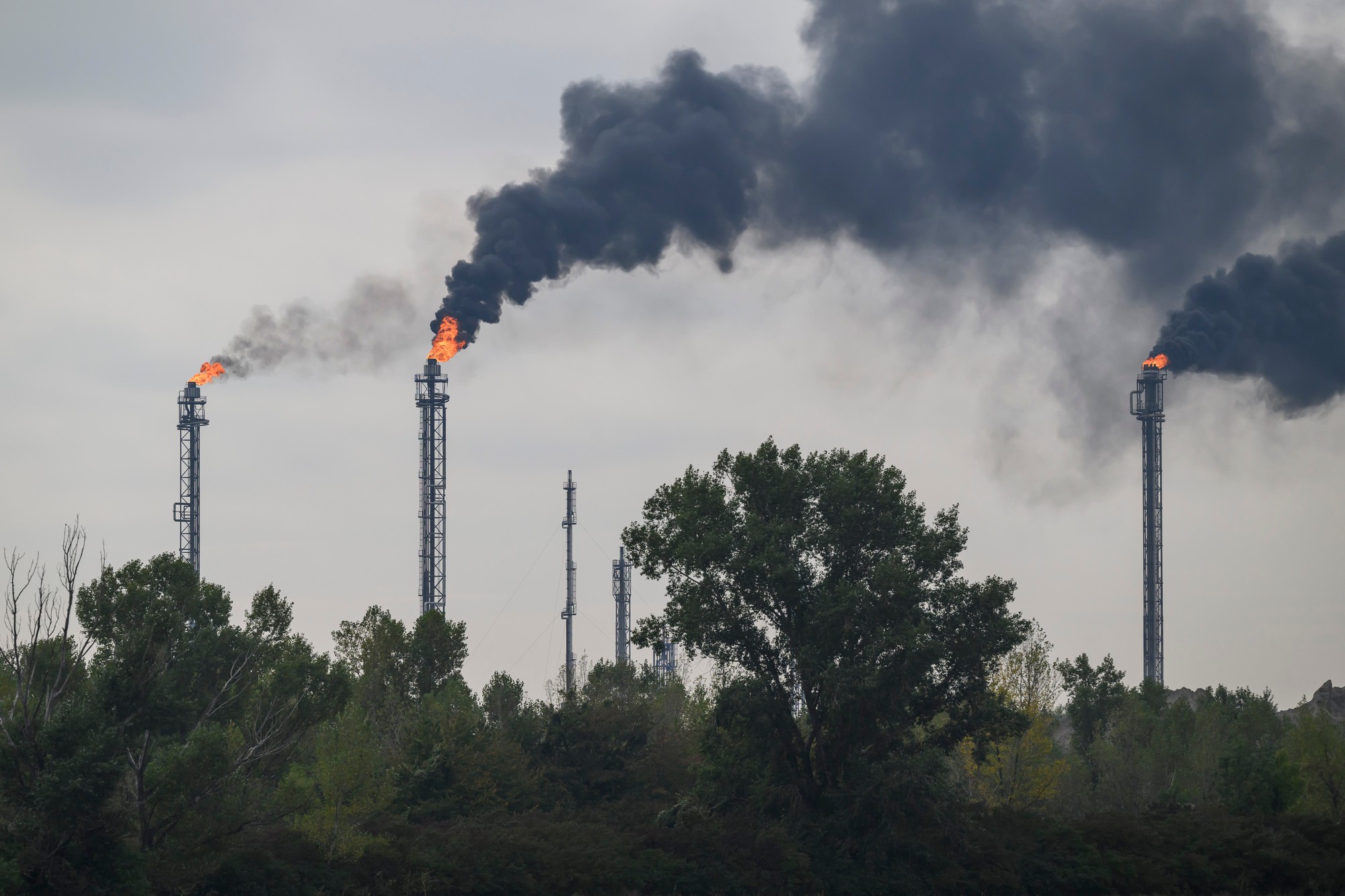 Oheň a dym z horákov rafinérie Slovnaft, ktorá musela pre výpadok elektriny odstaviť viacero výrobných jednotiek.