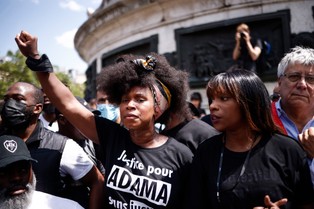 Setki ludzi na ulicach Paryża. Sprzeciw, pomimo zakazu demonstracji, przeciwko przemocy policji