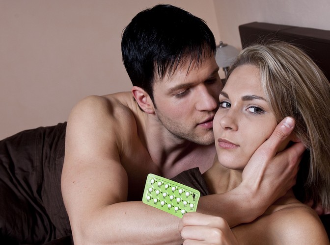 4. Zażywanie pigułek antykoncepcyjnych skutkuje m.in. otyłością, wahaniem nastroju oraz spadkiem libido.