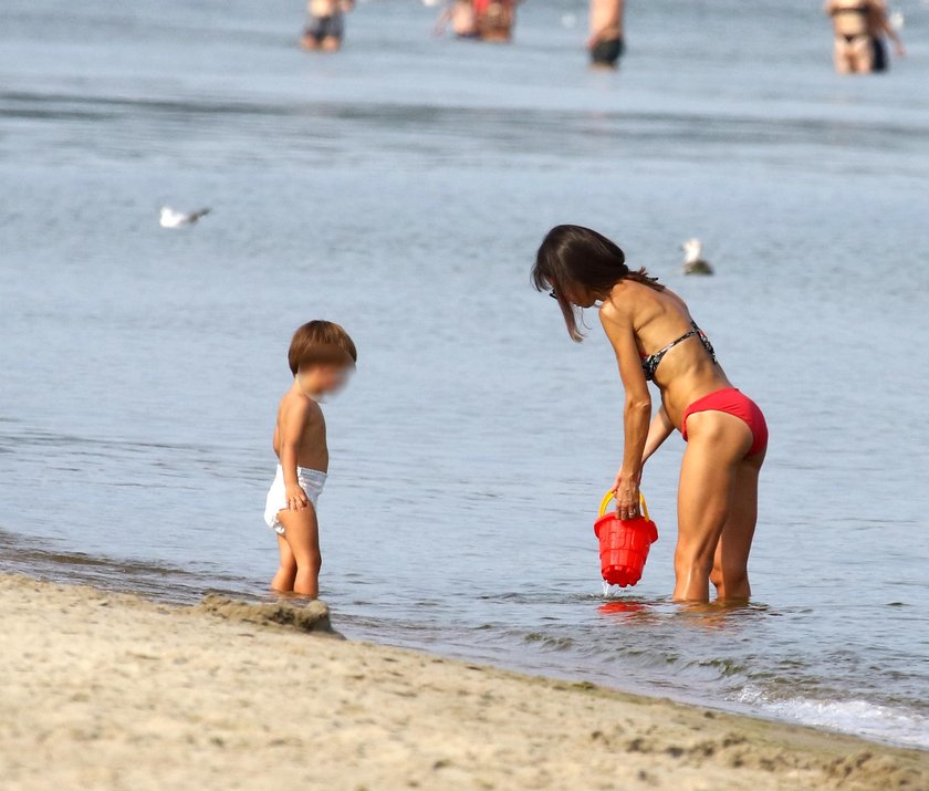 Kaczyńska w bikini cieszy się wrześniowym słońcem