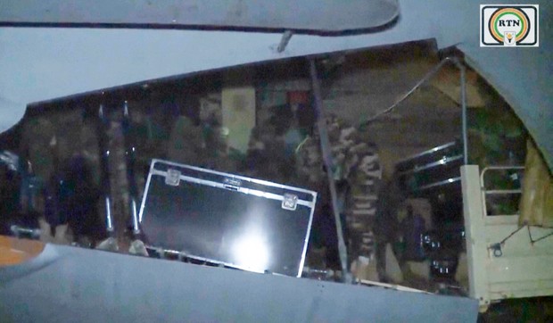 Ruska vojska istovara opremu iz vojnog transportnog aviona u vazdušnoj bazi u Niameju u Nigeru 10. aprila