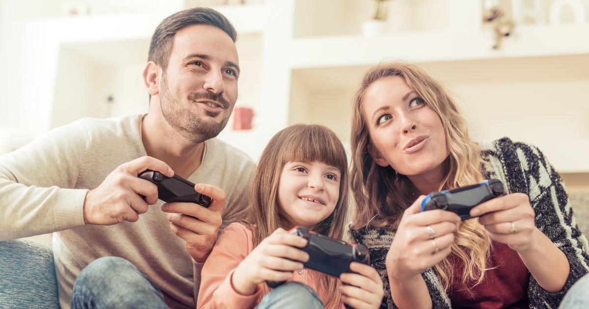 Включи family play tv. Семья PLAYSTATION. Семья играет в приставку. Семья играет в компьютерные игры. Семья играет в консоль.