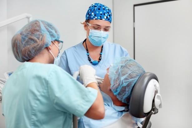 Nowe protezy na NFZ od maja 2025. Nawet 4 tys. zł zwrotu u dentysty