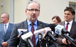 Antyszczepionkowcy na konferencji ministra Niedzielskiego. Wśród nich Braun