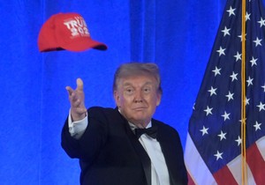 Donald Tramp na večeri sa dopisnicima u Vašingtonu