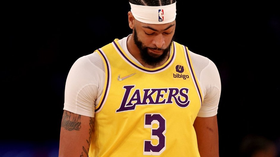 Anthony Davis schodzi na ławkę w meczu z New York Knicks 23 listopada 2021 r.