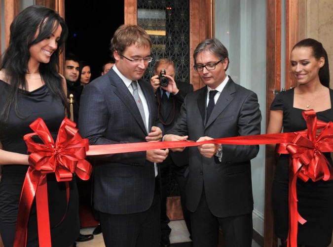 Salon kultowych włoskich samochodów Ferrari już został otwarty w dawnym gmachu KC przy ul. Nowy Świat 6/12 w Warszawie.