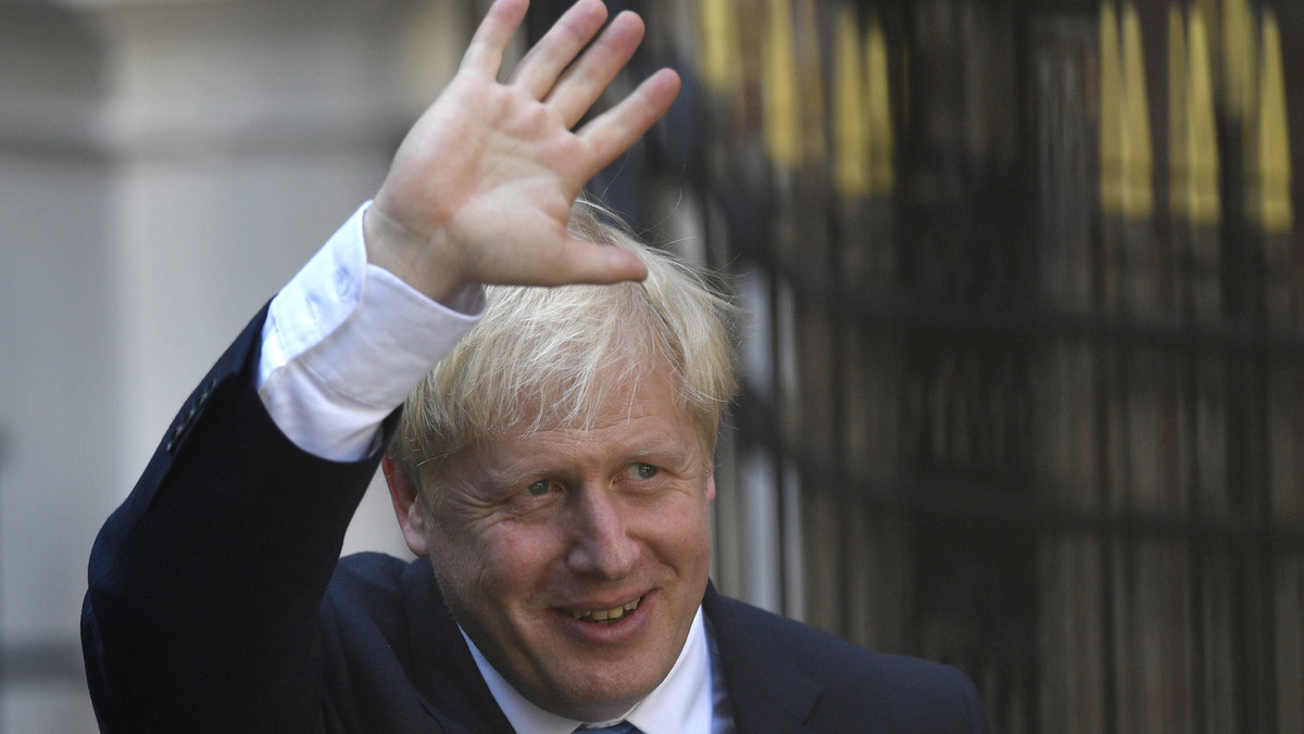 Zakończyło się spotkanie Borisa Johnsona z królową Elżbietą II. Wielka Brytania oficjalnie ma nowego premiera. Wcześniej ustępująca szefowa rządu Theresa May zapewniła, że "z zadowoleniem" oddaje urząd Borisowi Johnsonowi, który planuje poprowadzić kraj "do jasnej przyszłości". 