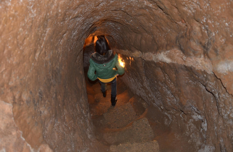 Nasza przewodniczka radziła sobie bez problemu w niskich tunelach, fot. Krzysztof Świercz