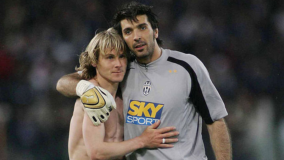 Mimo upływu lat Gianluigi Buffon cały czas pozostaje jednym z najlepszych bramkarzy na świecie. Jego były kolega z Juventusu Turyn Pavel Nedved uważa, że włoski golkiper mógłby występować nawet do 50-tki.