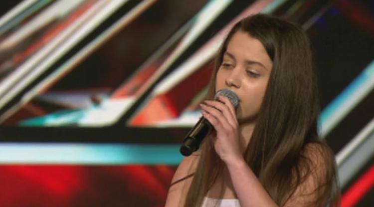 Elhunyt nagypapájának énekelt az X-faktorban a 15 éves Denisa – videó