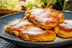 Racuszki z jabłkami na ciepłe, błyskawiczne śniadanie. Ten przepis z babcinego zeszytu czaruje prostotą