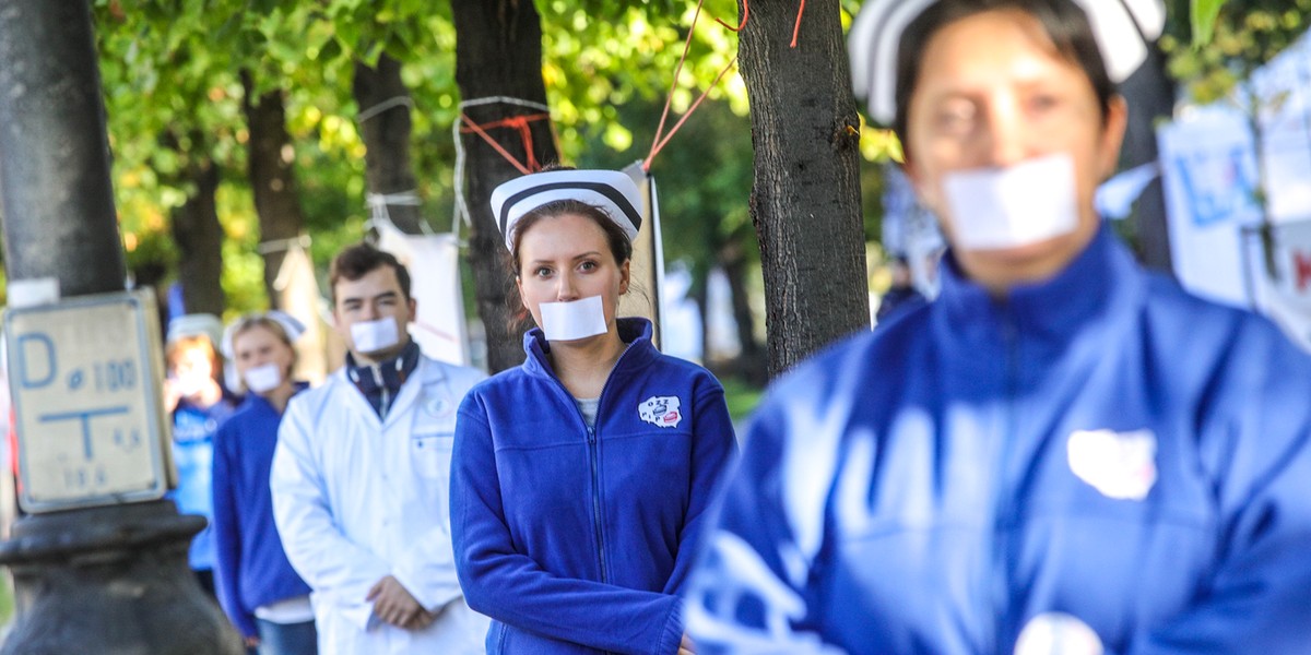 Protestujący stanęli wzdłuż Al. Ujazdowskich w Warszawie. 