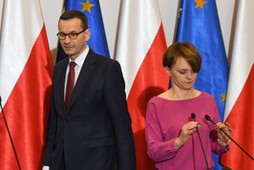 Premier Mateusz Morawiecki i minister przedsiębiorczości i technologii Jadwiga Emilewicz 