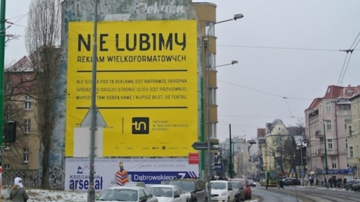 Powiatowy Inspektorat Nadzoru Budowlanego w Poznaniu podsumował kontrole reklam, jakie przeprowadził w ostatnich latach. Okazuje się, że większość z nich wisi nielegalnie.