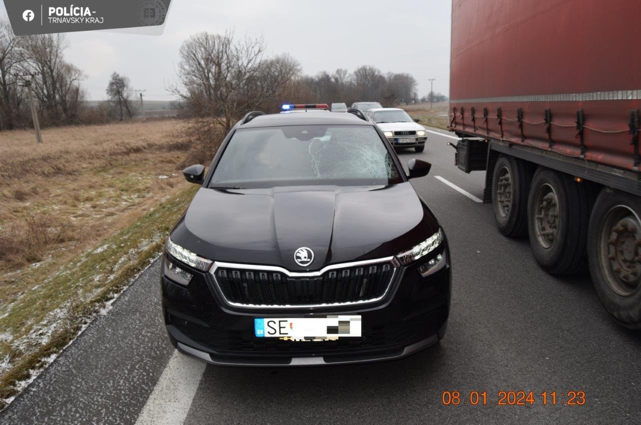 Uvoľnené kusy ľadu z áut zapríčinili v trnavskom regióne tri nehody.
