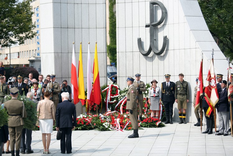 Uroczystości przy pomniku Polskiego Państwa Podziemnego i Armii Krajowej, w ramach obchodów 70. rocznicy wybuchu powstania warszawskiego, 1 bm. w Warszawie. Fot. PAP/Leszek Szymański