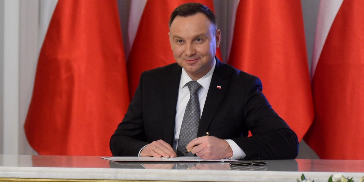 Andrzej Duda podpisuje