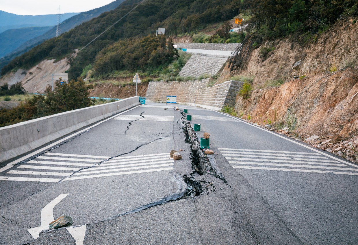 môžu vznikať aj v dôsledku nerovnomerného sadania pôdy, ktoré ohrozuje cesty, budovy a ďalšiu infraštruktúru. Nová satelitná štúdia odhalila výrazné poklesy zemského povrchu vo viacerých svetových metropolách. (Ilustračný obrázok)