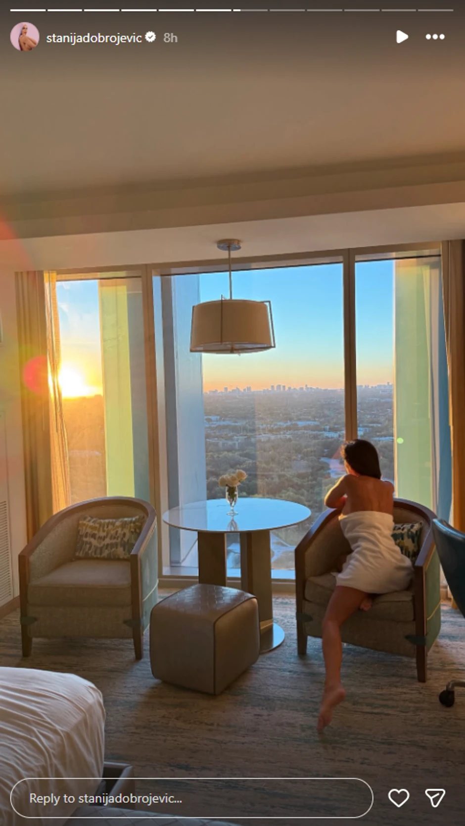 Stanija se slika dok posmatra zalazak, a zumira obline: Peškirićem pokrila intimu