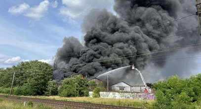 Spłonęła hala z toksycznymi chemikaliami w Przylepie. Sanepid będzie badał wodę i glebę