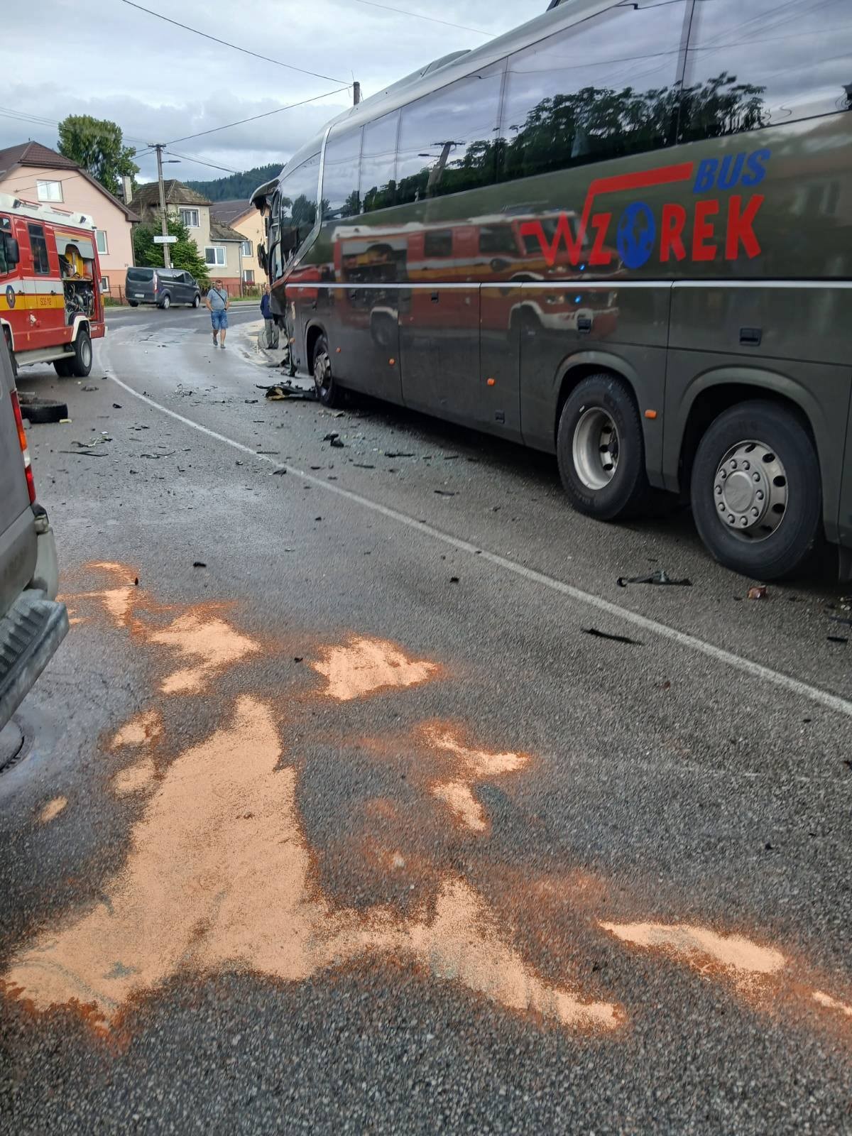 Hasiči zasahujú v obci Nižná pri dopravnej nehode dodávky, autobusu a cyklistu.
