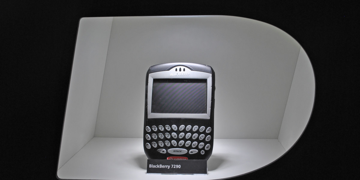 Telefony BlackBerry przez wiele lat były niemal niezbędnym sprzętem dla biznesmena. W 2016 roku firma postanowiła zakończyć samodzielną produkcję telefonów