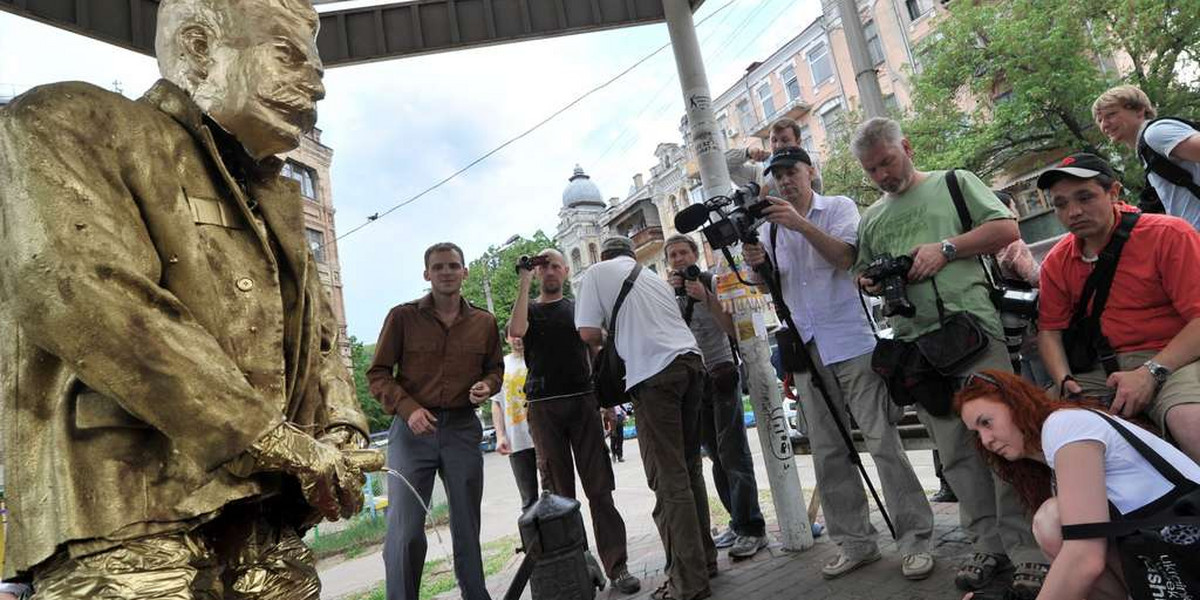 pomnik sikającego Stalina