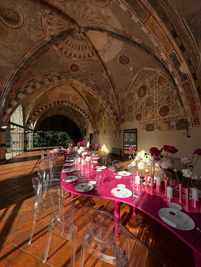 Na venčanju je dominirala intenzivna roze boja