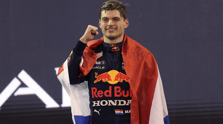 Max Verstappen, a Red Bull holland versenyzője ünnepel, miután megnyerte a Forma-1-es autós gyorsasági világbajnokság abu-dzabi futamát a Yas Marina versenypályán 2021. december 12-én. Max Verstappen lett a Forma-1 idei világbajnoka, miután a címvédő Lewis Hamiltont az utolsó körben megelőzve elsőként ért célba. / Fotó: MTI/AP POOL/Kamran Dzsebreili