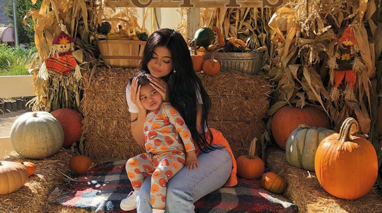 Kylie Jennert kétségtelen, hogy máris elkapta a halloween hangulata. Kislányát, Stormit még egy olyan kis ruhácskával is megajándékozta, amin apró tökök díszelegnek. Bármely gyerek örülne ennek a szettnek halloweenkor /Fotó: Northfoto