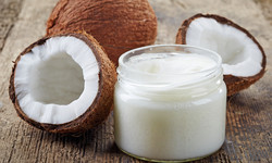 Olej kokosowy nierafinowany - jakie ma właściwości? Czy warto go stosować?