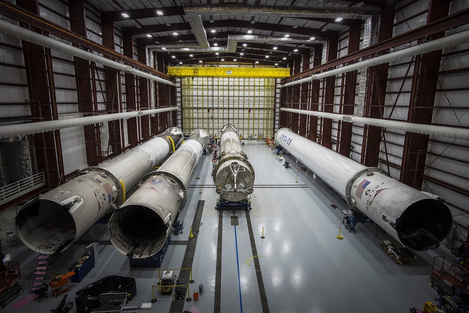Hangar z używanymi pierwszymi stopniami rakiet Falcon 9