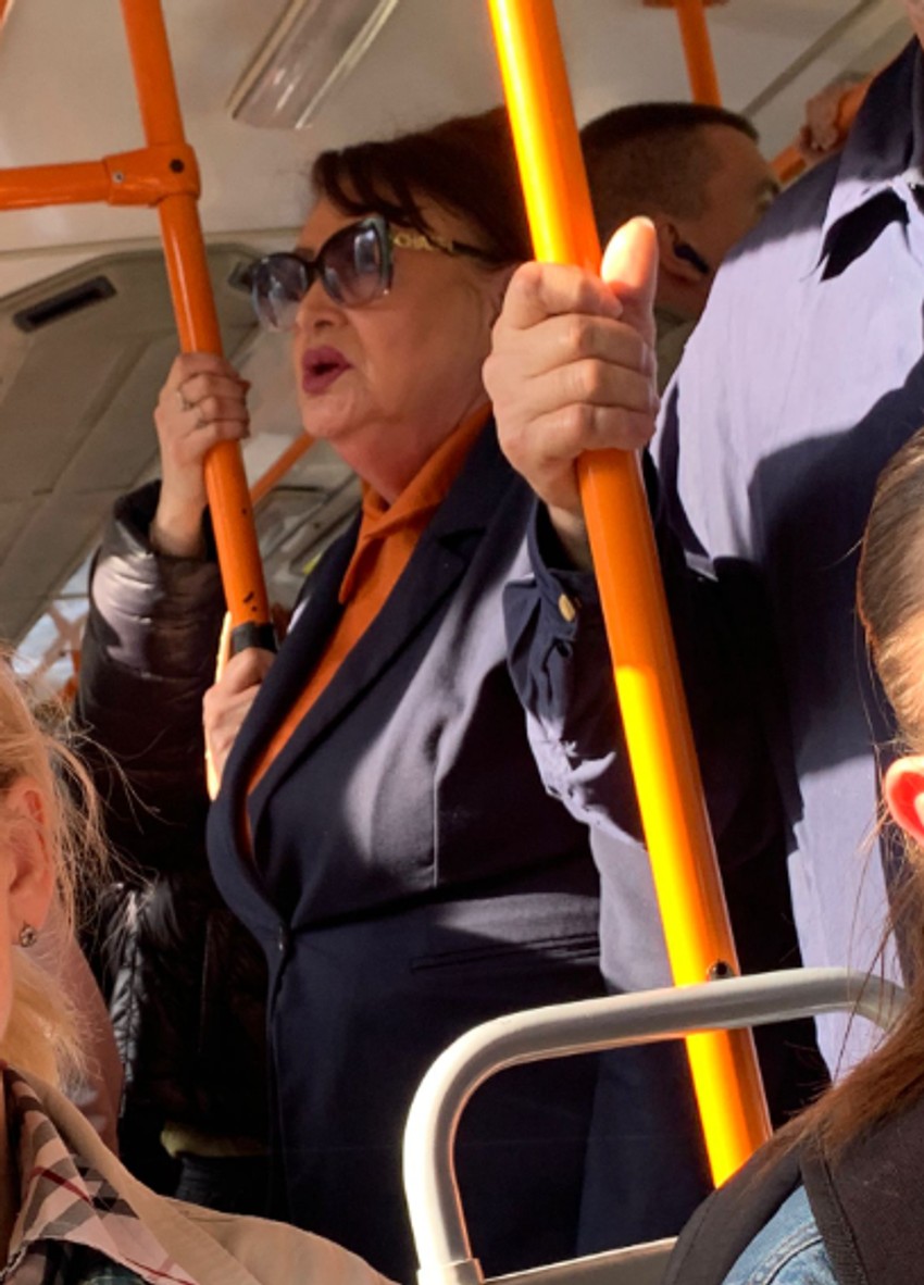 Nada Macura u gradskom prevozu