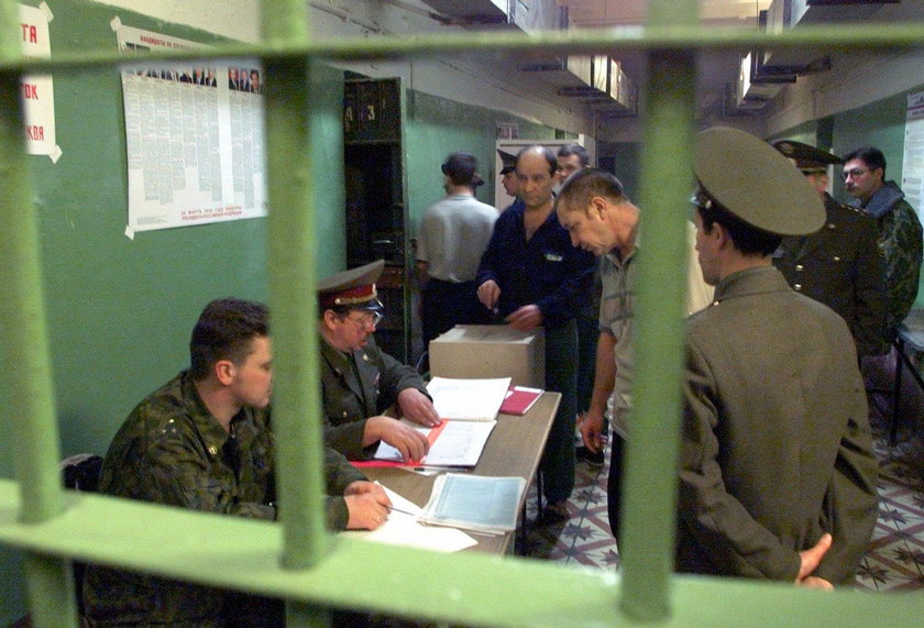 Tu trzymają Nawalnego. 12 metrów kwadratowych i żelazne łóżko