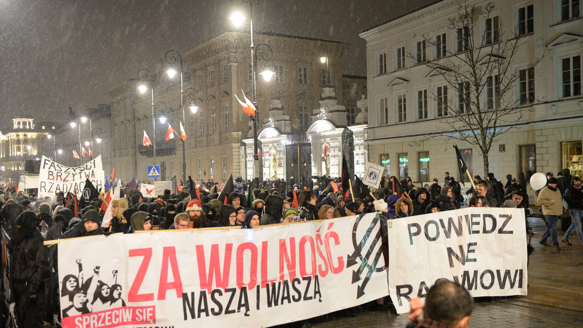 Na placu Powstańców Warszawy ok. godz. 18 zakończył się zorganizowany przez koalicję ugrupowań lewicowych i anarchistycznych marsz antyfaszystowski pod hasłem "Za wolność naszą i waszą".
